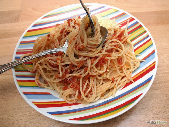 спагетти вилка и ложка. как едят пасту. итальянцы и спагетти. вилка для спагетти. накручивание спагетти.