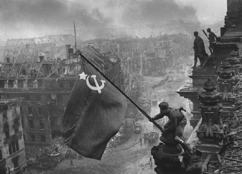 Ultimate Collection Of Rare Historical Photos. A Big Piece Of History (200 Pictures) - Soviet Flag raised above the Reichstag