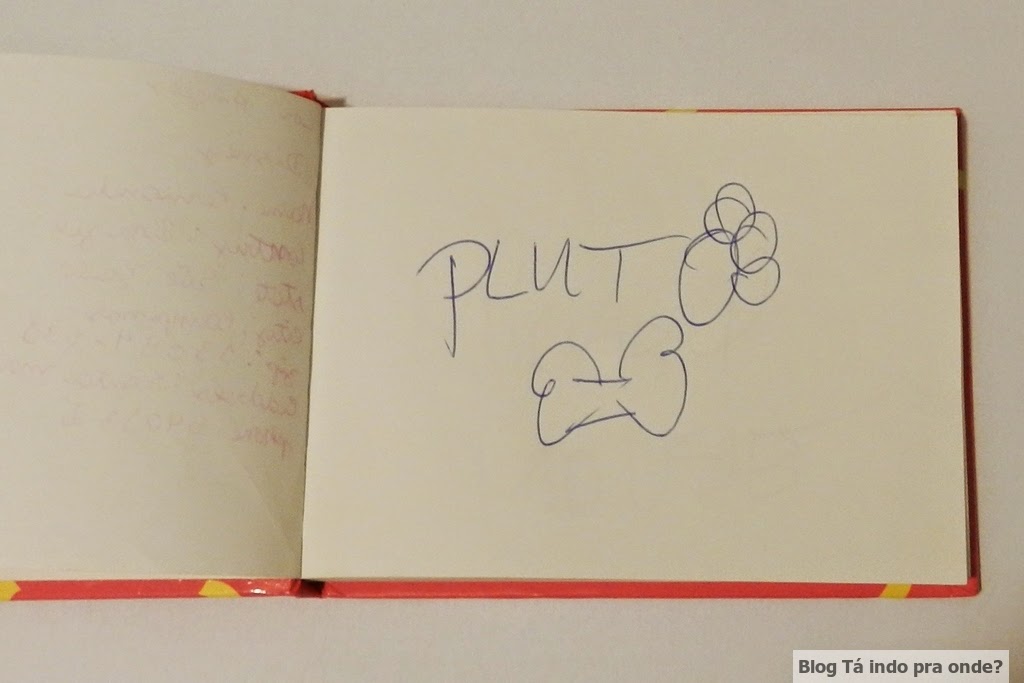 caderno com autógrafos dos personagens da Disney