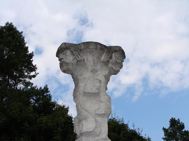 Rzeźba pogańskiego boga Trzygłowa - Tryglava na wyspie Wolin