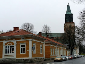 Turku, Tuomiokirkko, keltainen puutalo