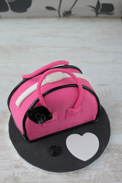 Handbag Cake, this step by step tutorial will guide you through carving and decoarating this showstopper cake. www.goodfoodshared.blogspot.com