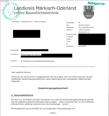 Projekt Hausbau Ich halte die Baugenehmigung in meinen Händen...