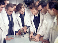 Tecnici e scienziati osservano le tartarughe trasportate dalla Zond 5.