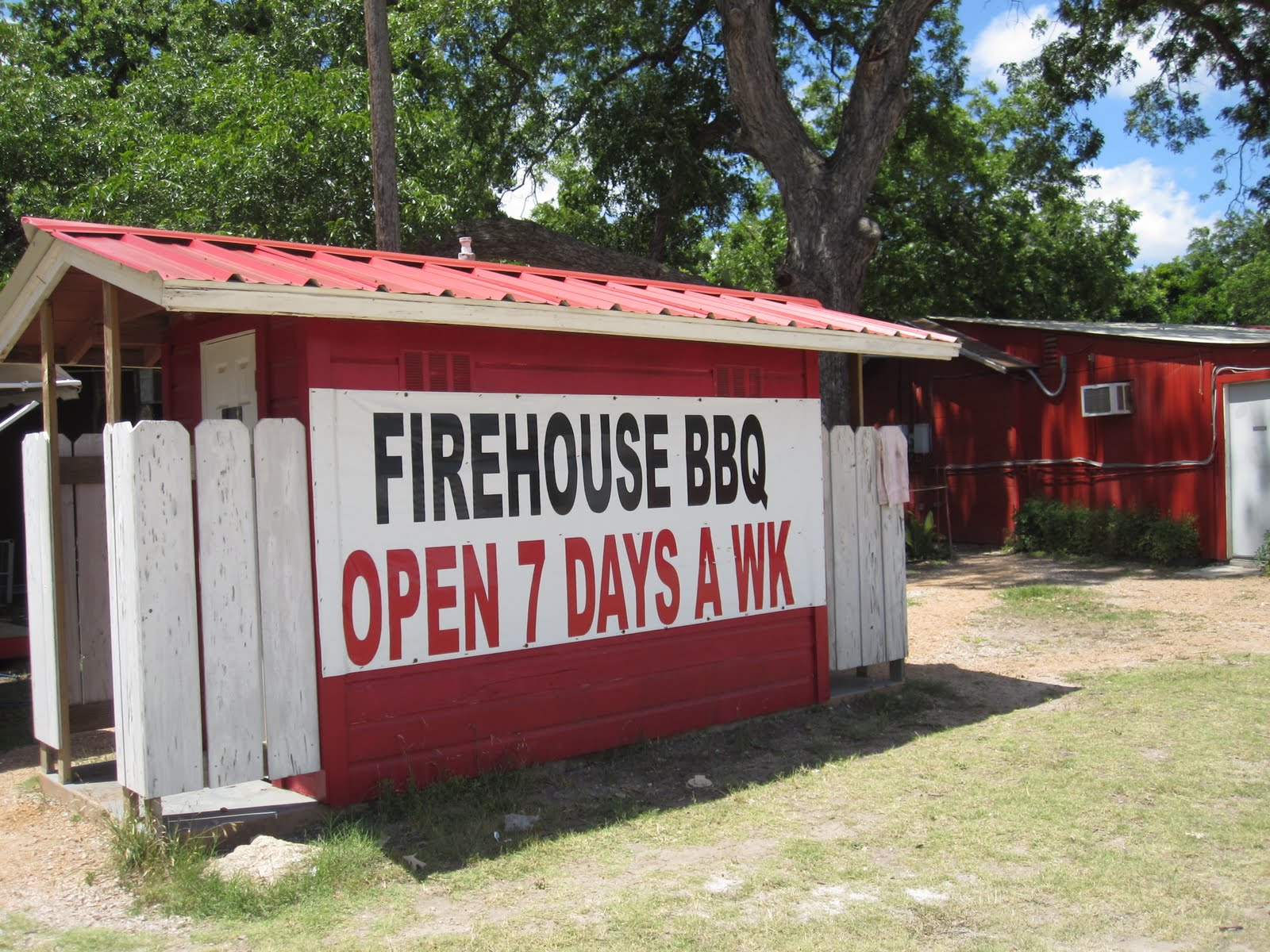 Man Up Tales of Texas BBQ™ Hart's Firehouse BBQ (Lampasas, TX)