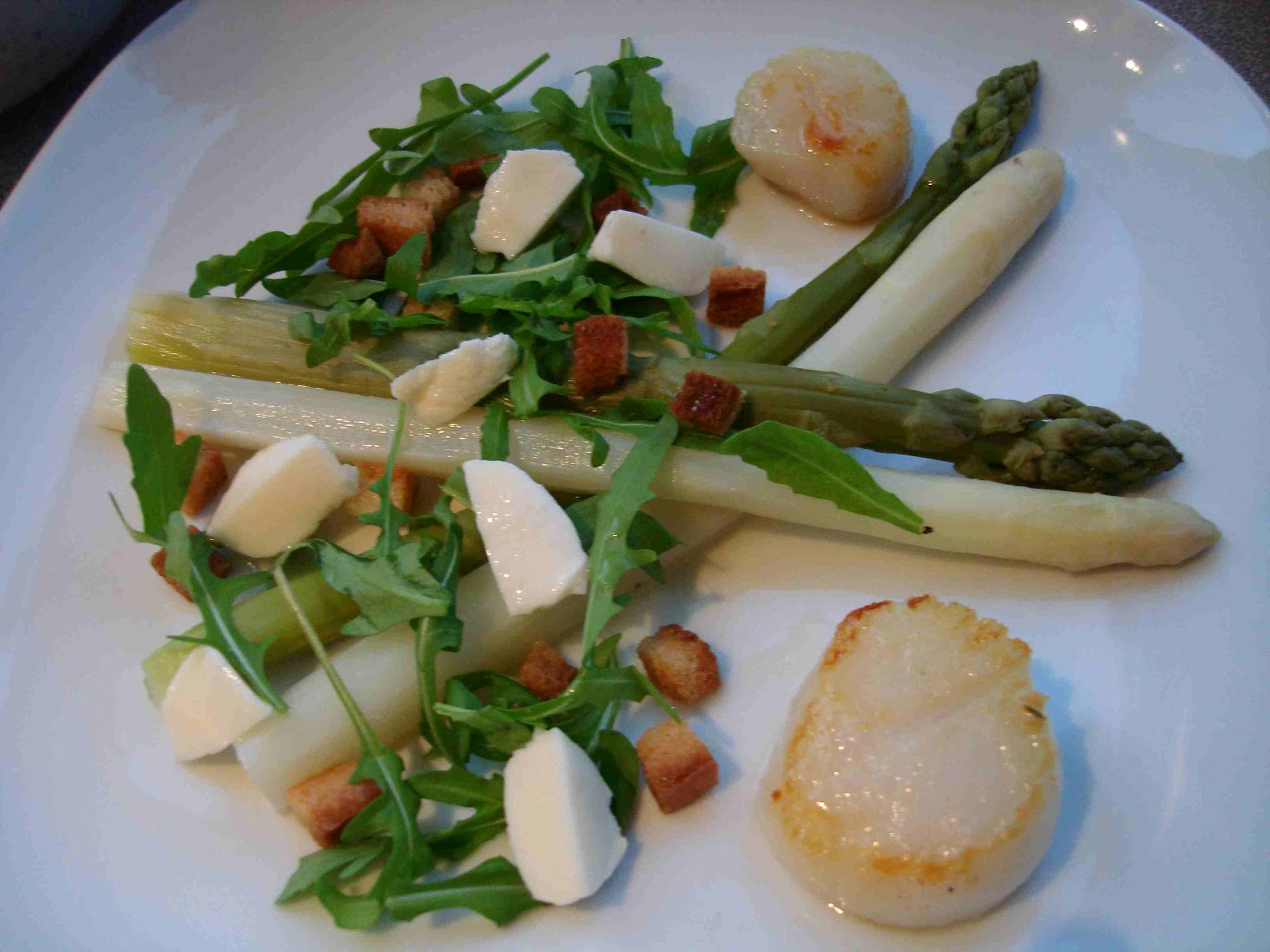 bushcooks kitchen: Spargelmenü: Jakobsmuschel mit Spargel-Rucola-Salat