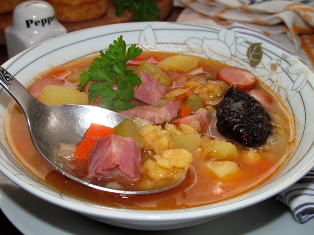 Гороховый суп с копченостями, яблоком и черносливом