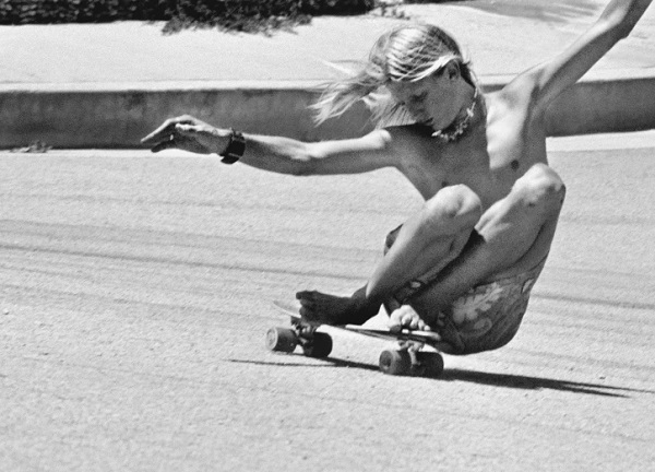 "Down on the street" - Hollywood hills, CA, 1975 foto por Hugh Holland | black and white photos | 70s California skaters awesome pics | imagenes chidas, fotos en blanco y negro bonitas