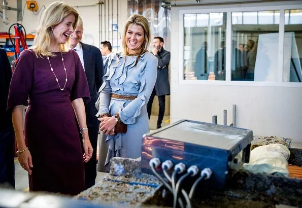 Queen-Maxima wore Claes Iversen dress, and she wore Gianvito Rossi suede pumps and carried Banana Republic clutch bag