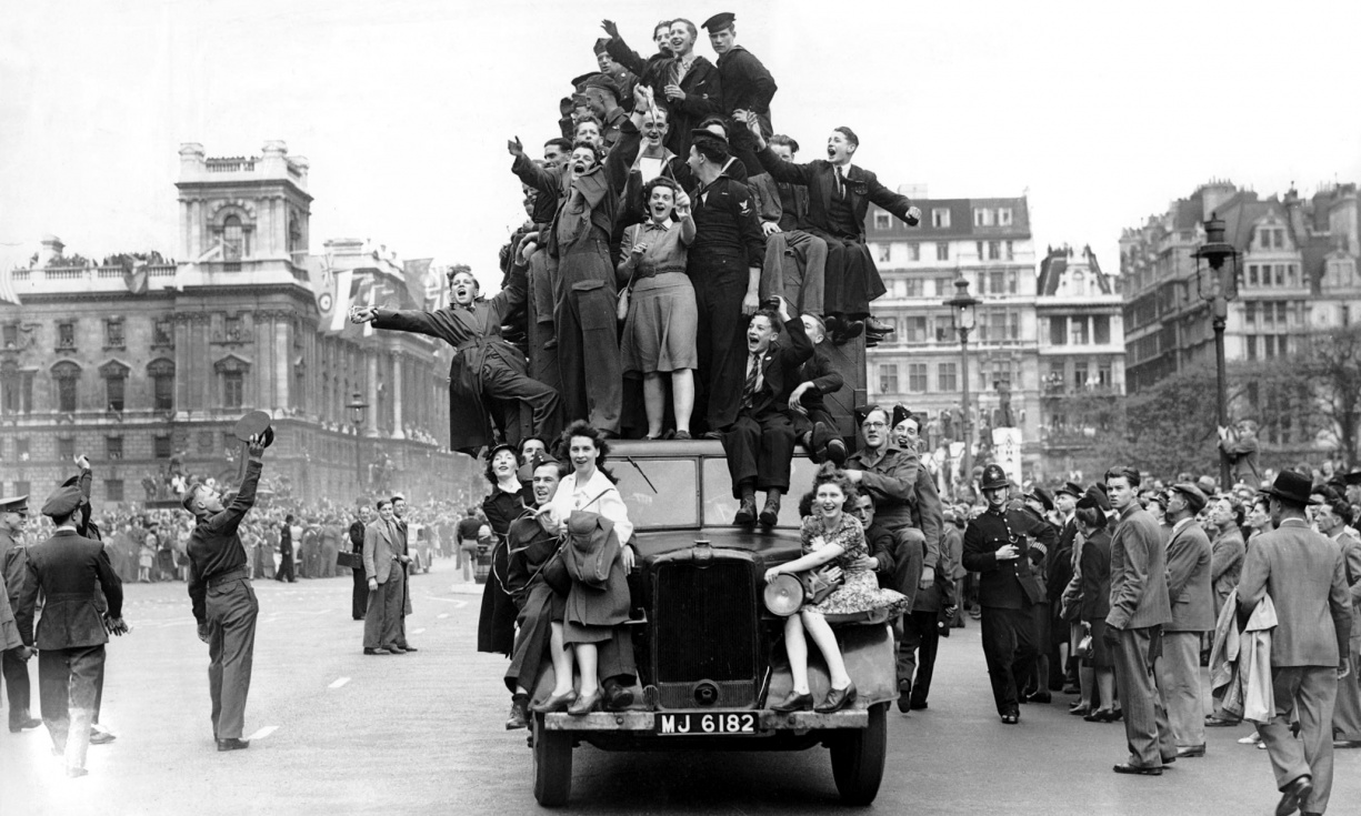 Cheers in London, 1945 vintage everyday