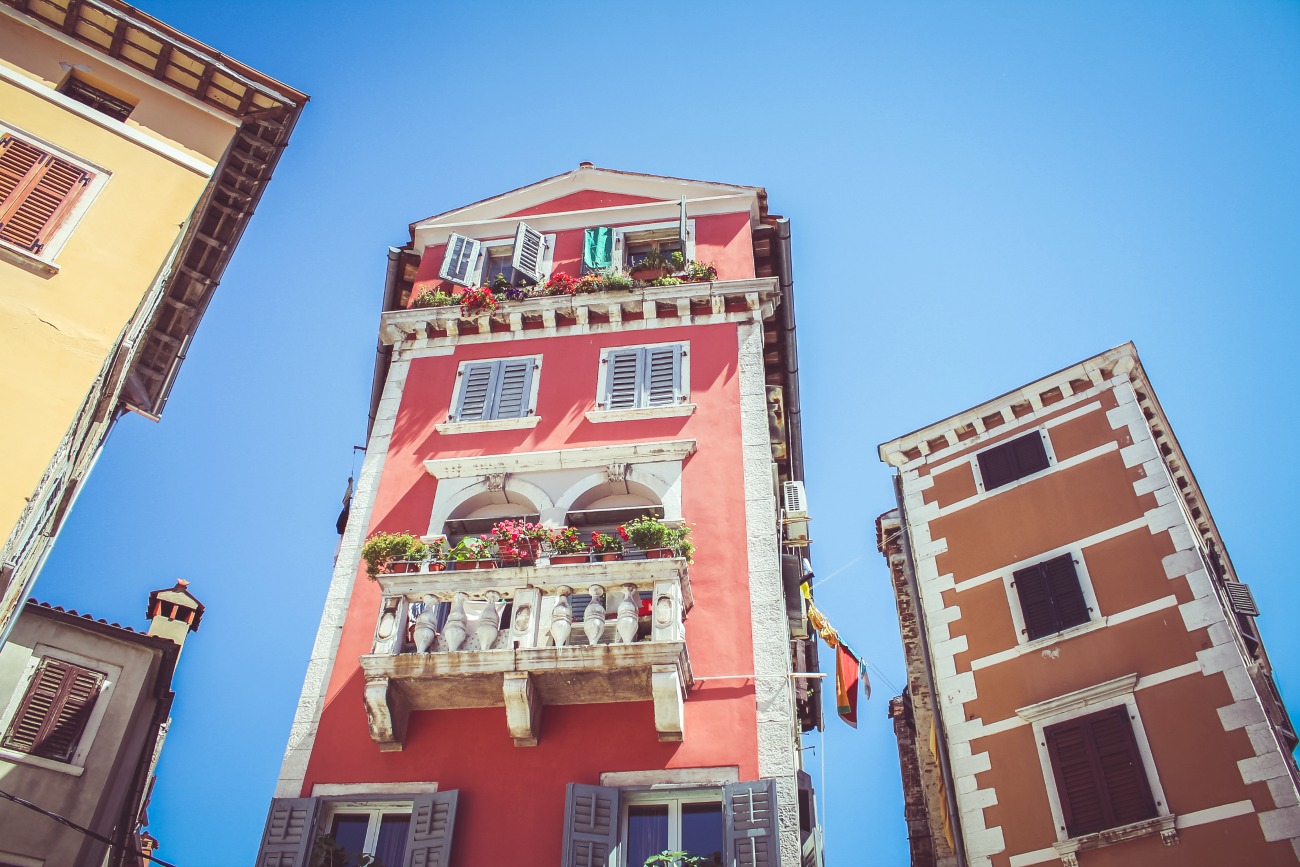 beautiful colour houses, croatian houses, beautiful balconies, floral balconies, croatian holidays