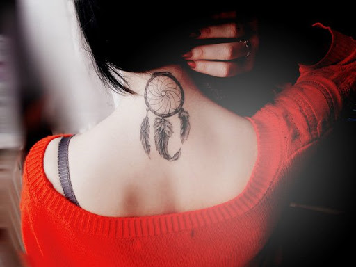 Um Belo Dreamcatcher Tatuagem no pescoço para meninas, Se você está pensando sobre a tatuagem em seu pescoço, em seguida, que esta é a melhor desenho de tatuagem