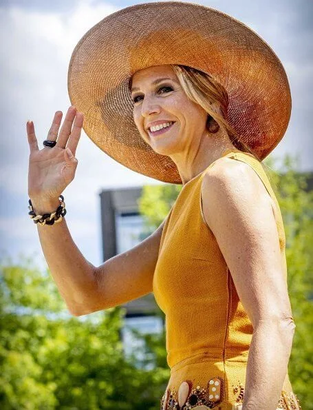 Queen Maxima wore a yellow embellished dress by Oscar de la Renta. Queen Maxima wore Oscar de la Renta embellished dress