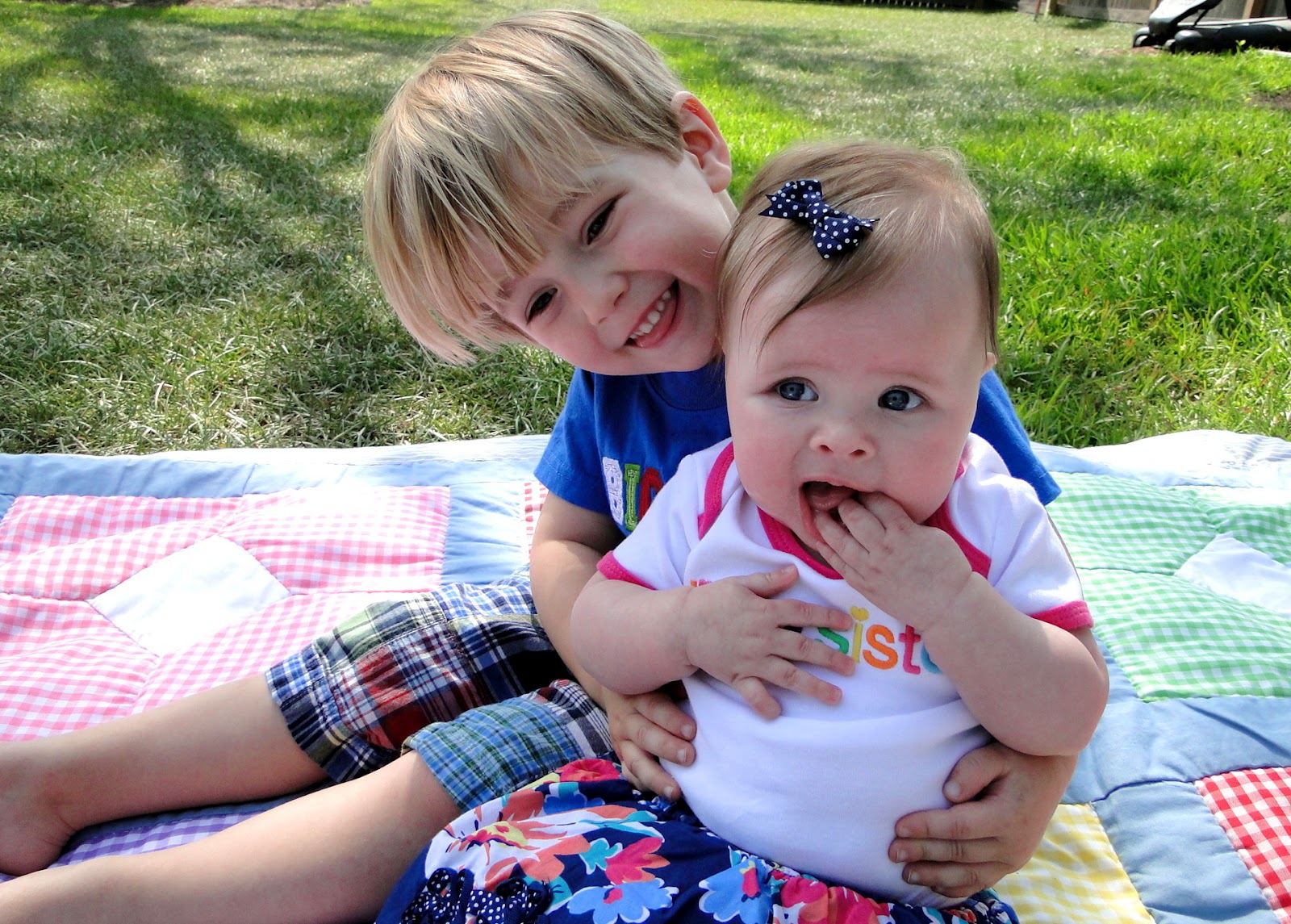 Соснула брату. Сестры Литл.. Big brother little brother. Big sister and little brother. Family little sister big brother 4 класс