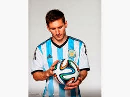 Messi con la pelota del Mundial