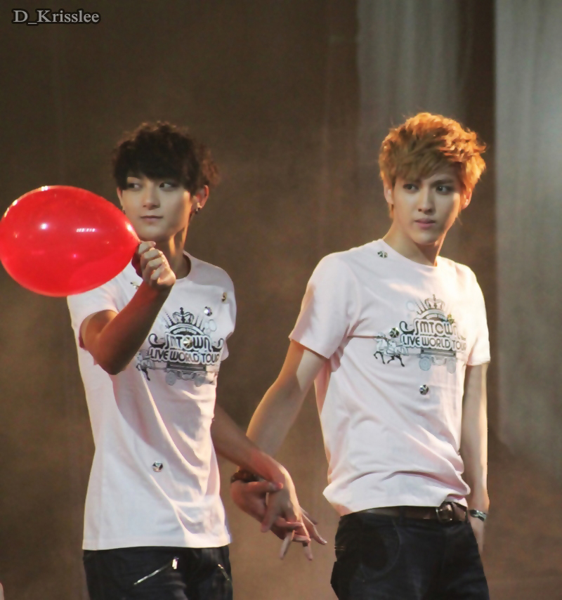 сехун и бэкхен арт. рюджин и сехун. эхо целую. сехун и бэкхен поцелуй. сюмин экзо поцелуй.