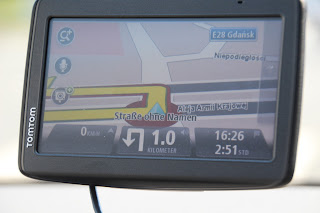 Bild eines Navigationsgerätes mit der aktuellen Route: auf dieser steht "Straße ohne Namen"