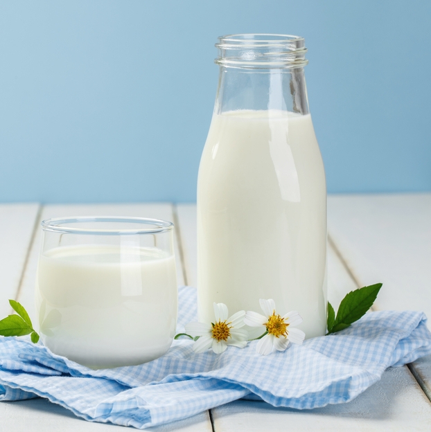 Покажи картинку молока. Молоко на траве. Картинка молоко для дошкольников. Фотография молока на белом фоне. Молоко в бутылке фото.