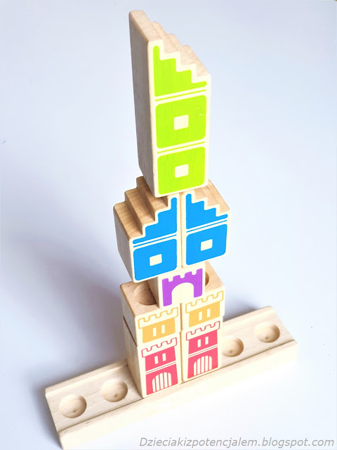 wykorzystanie elementów gry kamelot junior do zabawy z 2 latkiem, budowanie wiezy