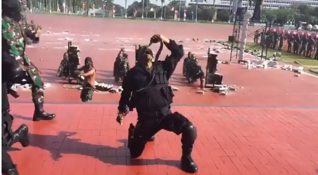 شاهد: جنود اندونيسيون يقطعون رؤوس الأفاعي ويشربون دمها أمام وزير الدفاع الأمريكي!