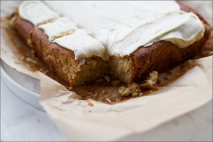 Saftiger Ahornsirup-Kuchen mit süßem Ahornsirup-Icing nach einem Rezept ...
