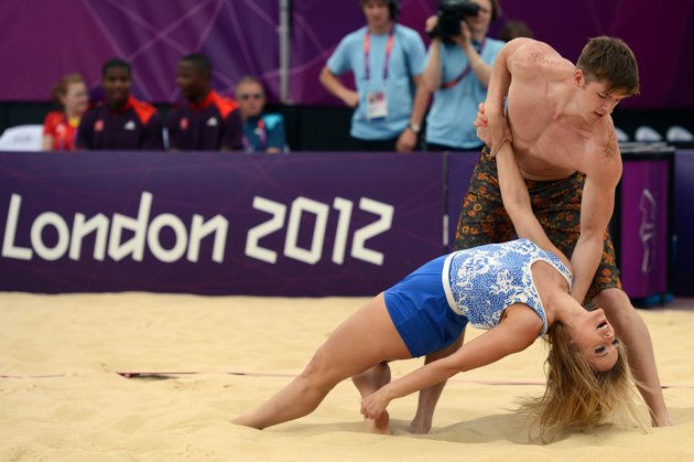 UNO News Net: LONDON 2012: Olympic Cheerleaders