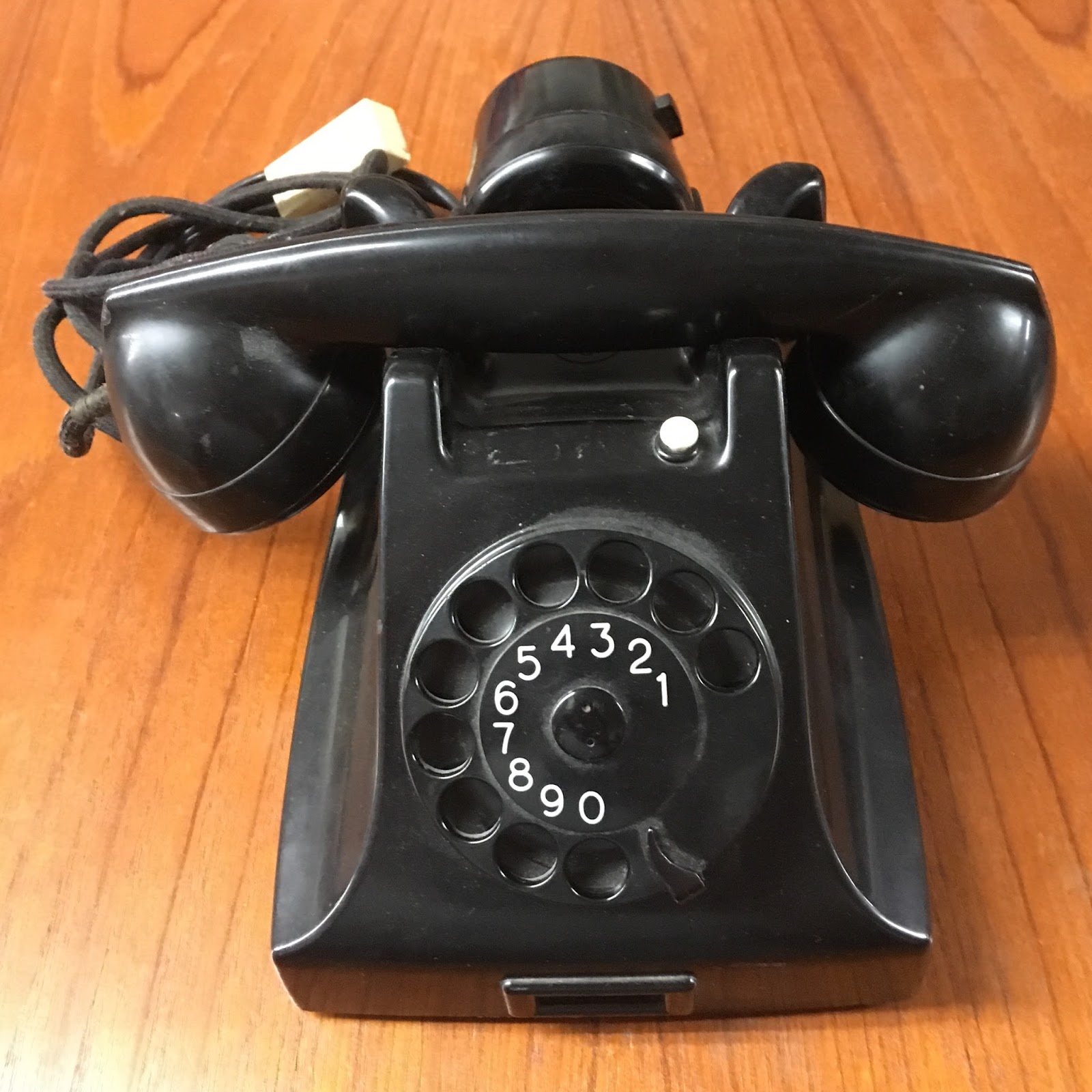 1698 QUEEN ANTIQUES VINTAGE TELEPHONES