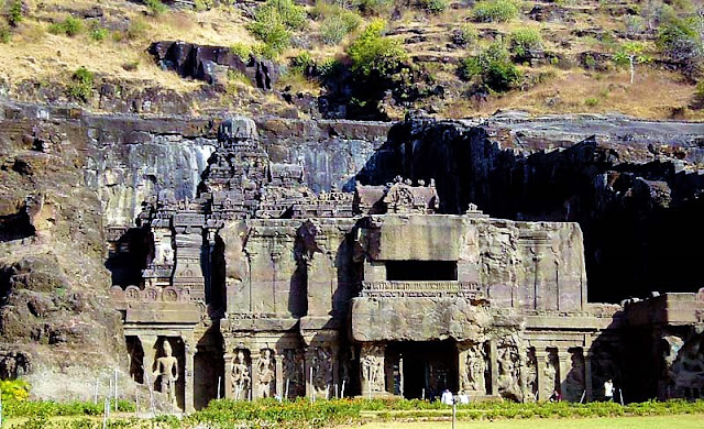 The entrance is facing the west. The entrance to the temple courtyard features a low gopuram. Most of the deities at the left of the entrance are followers of Lord Shiva, while on the right hand side the deities are followers of Lord Vishnu.