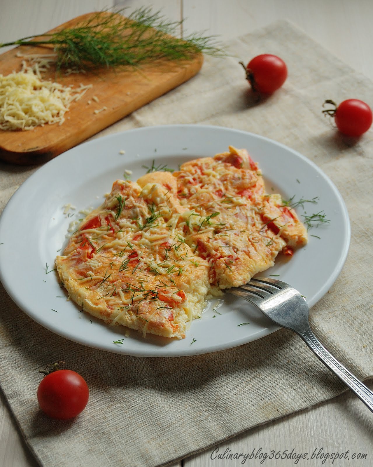 Яичница с помидорами и сыром