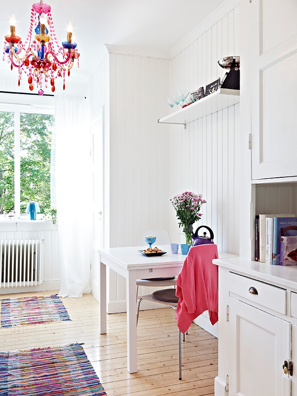 my home: White with splashes of colour