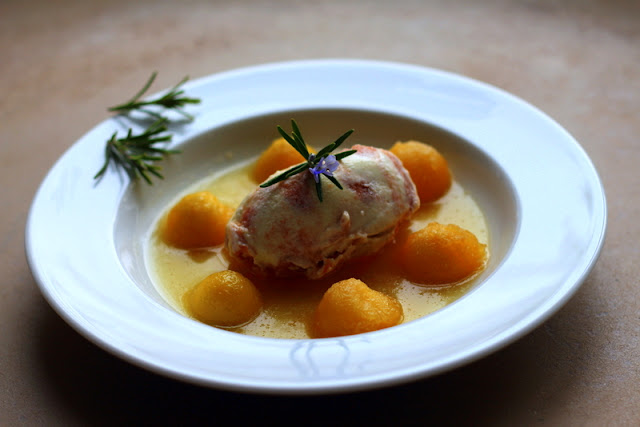 Pochierte Apfelbällchen in Rosmarin-Karamell-Sauce mit Marzipan-Karamell-Apfeleis