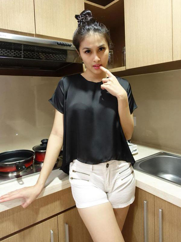 Foto Model Seksi Hot Dewi Arebiga