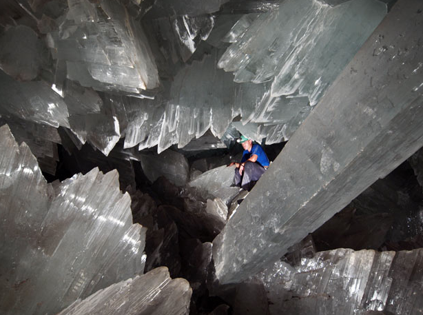 巨大な水晶の洞窟は、気温が華氏 113 度 (摂氏 47.1 度) にも達し、湿度レベルが 100% に近いため、人間にとってはまさに過酷な環境です。 ウィキメディア・コモンズ