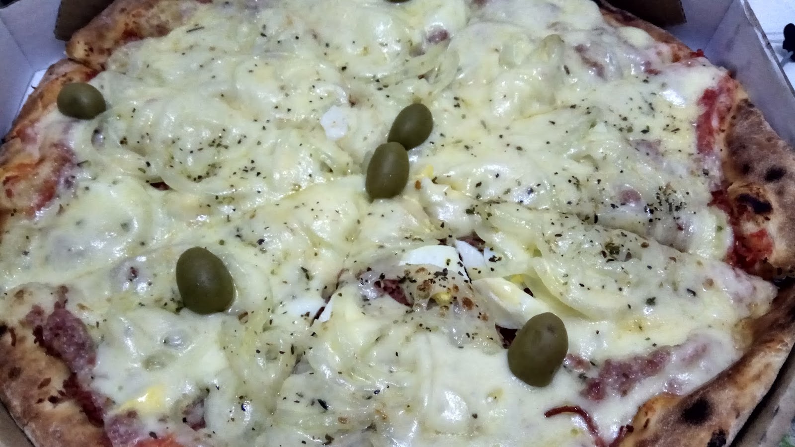 Uma pizza bem rechada, bem farta e com ótimos sabores bem misturados e agradáveis, valendo muito