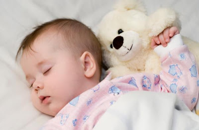 هكذا تساعدين طفلك الرضيع على النوم ليلاً