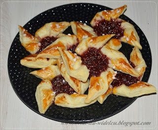 https://swiat-na-widelcu.blogspot.com/2017/11/szybkie-sodkie-wiatraczki-z-ciasta.html