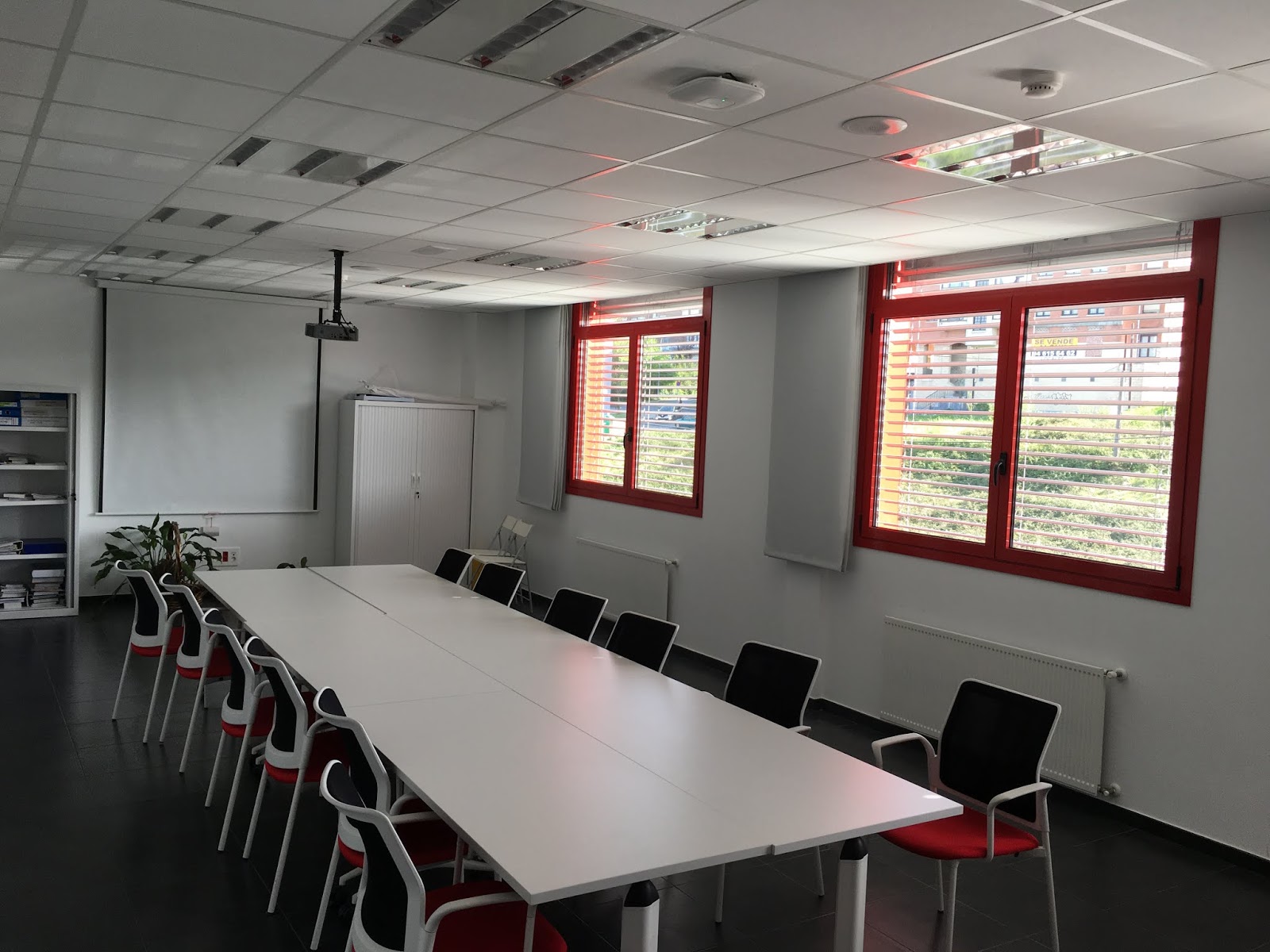 LEKUNE: APROVECHAMIENTO DE LUZ NATURAL EN AULAS Y OFICINAS