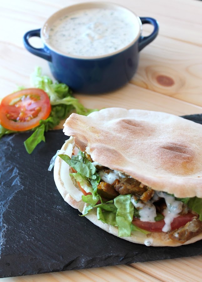 shawarma o kebap de cordero casero con salsa de yogur sin lactosa