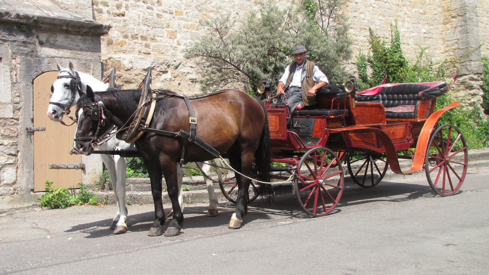 Rothenblog: Kutschen am Schrannenplatz in Rothenburg