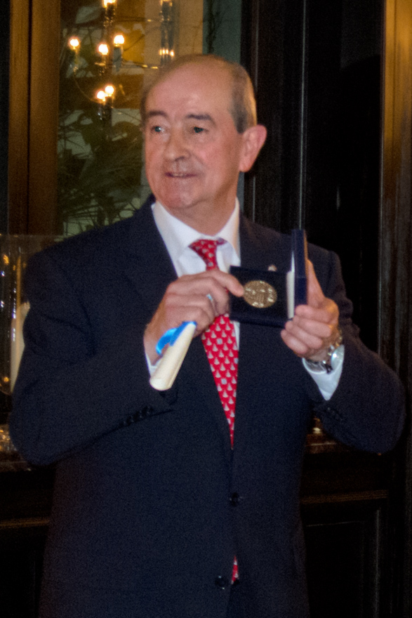 Jaime Reinares recoge la medalla de la FASFIL en nombre del Ayuntamiento de Oviedo