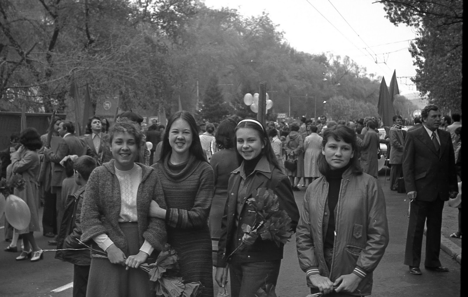 1 мая 80 годы. 3 май 1980. 3 май 1980. 9 мая 1980 года фото. Первомай 1980.