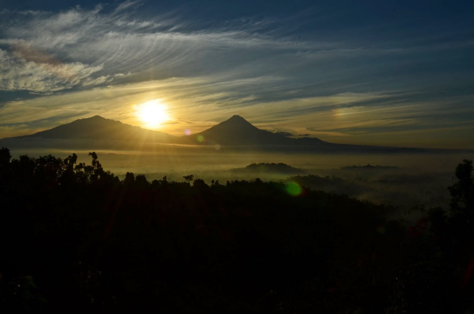 Punthuk Setumbu Keindahan Matahari Terbit Siluet Borobudur Mengabadikan Terdapat Sebuah