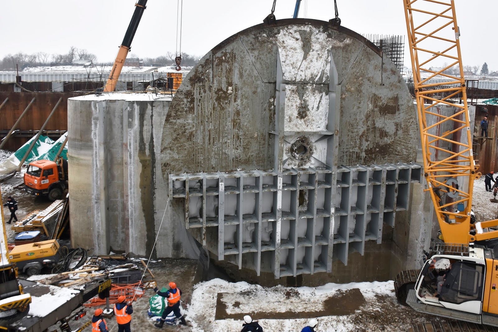 Строящиеся гидроузлы России реконструкция. Сегментные затворы гидротехнических сооружений. Реконструкция гидротехнических сооружений АО 33 судоремонтный завод.