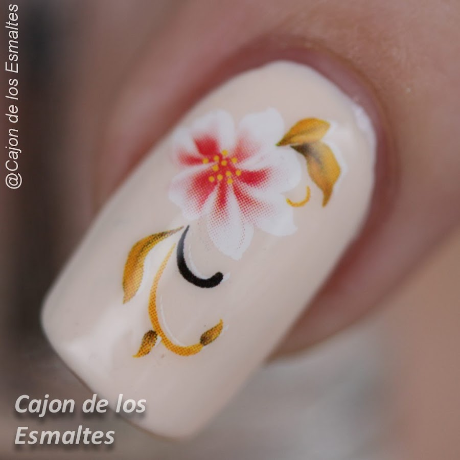 Uñas decoradas con flores