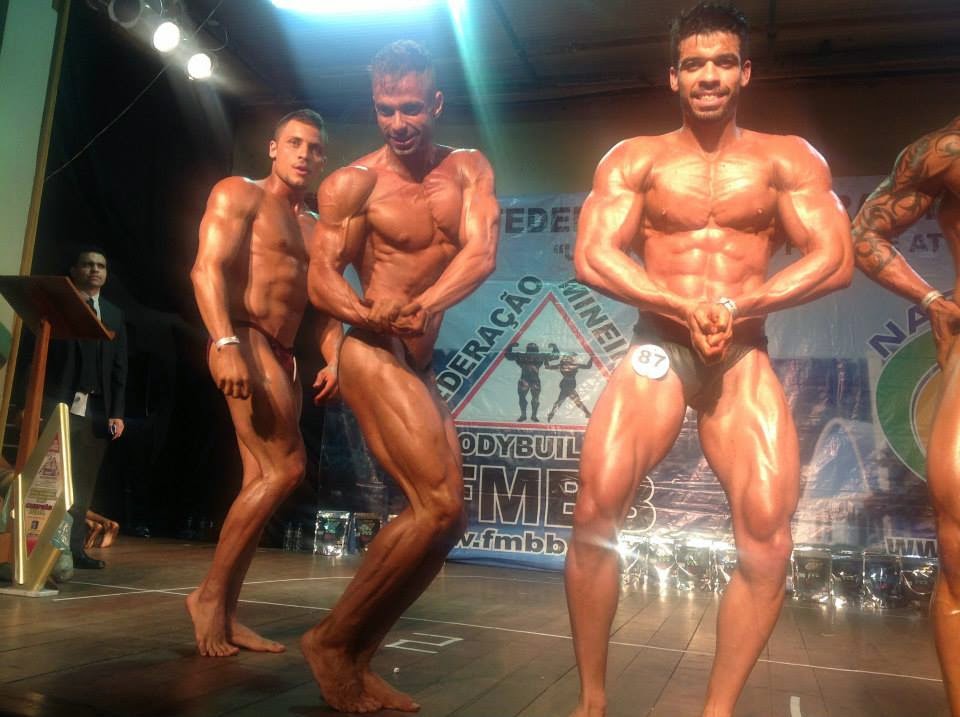 Alesson Lopes (à direita) se apresenta no palco do Campeonato Mineirão de Bodybuilding 2015 Foto: FMBB