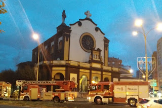 Efectivos de bomberos en el exterior de la iglesia de Retuerto Efectivos de bomberos en el exterior de la iglesia de Retuerto