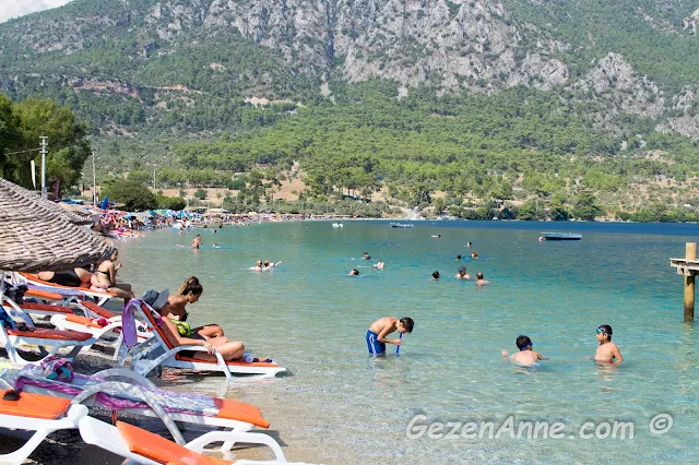 Akbük plajı ve deniz kıyısı boyunca dizili şezlonglar, Akyaka Muğla