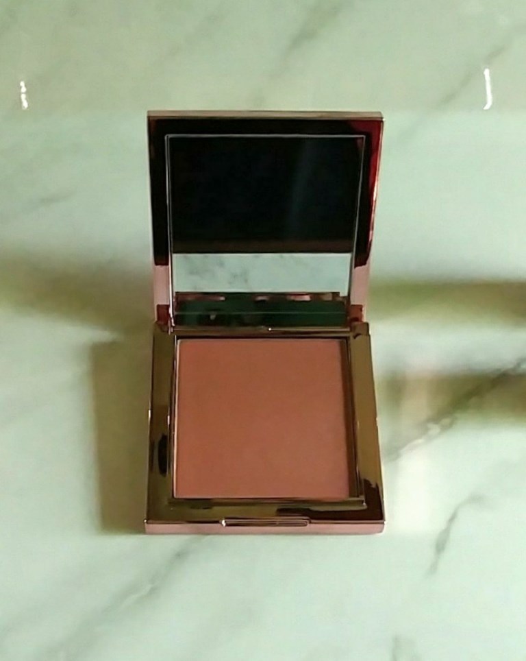 Christie Brinkley Authentic Beauty Cheek Chic color and contour powder blush in Thrill
