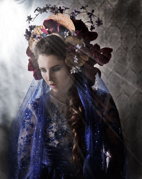 As fotografias surreais e fashion com rainhas históricas de Lorena Cordero - Agripina Menor (Aranza Sánchez) Lorena Cordero fotografia surreal arte fashion mulheres modelos rainhas imperatrizes história Agripina Menor (Aranza Sánchez)