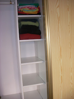 LA CASA COMO TE GUSTA: AÑADIR ESTANTERIAS EN UN ARMARIO EMPOTRADO